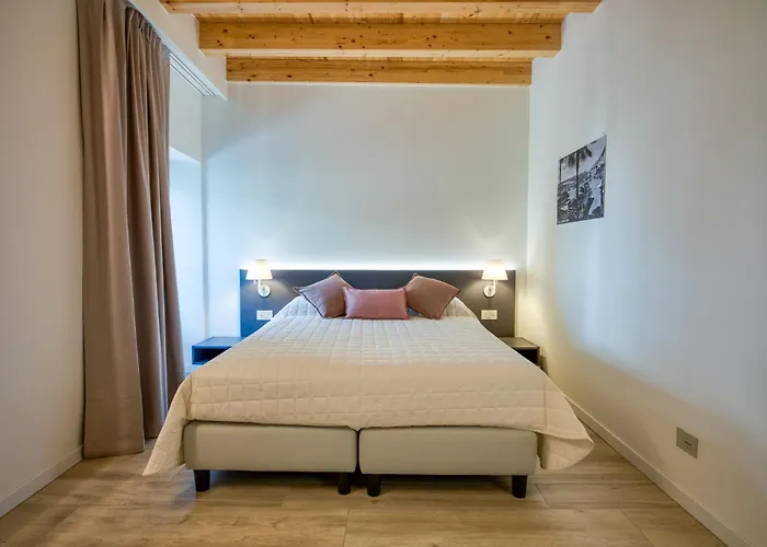 לינה וארוחת בוקר Residenza Dipiu סאלו