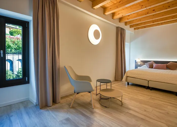 לינה וארוחת בוקר Residenza Dipiu סאלו